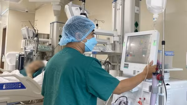 Bệnh nhân được lọc máu cấp cứu. 