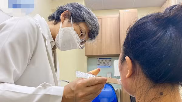 Tiến sĩ Đặng Thị Ngọc Bích bôi thuốc dịu da cho bệnh nhân.