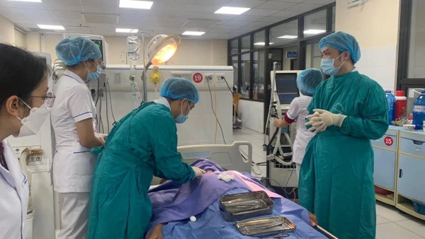 Các bác sĩ mở khí quản cho bệnh nhân.