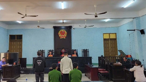 Bị cáo Nguyễn Duy Sâm (áo khoác đen) và bị cáo Bùi Viết Minh Quân tại phiên tòa.