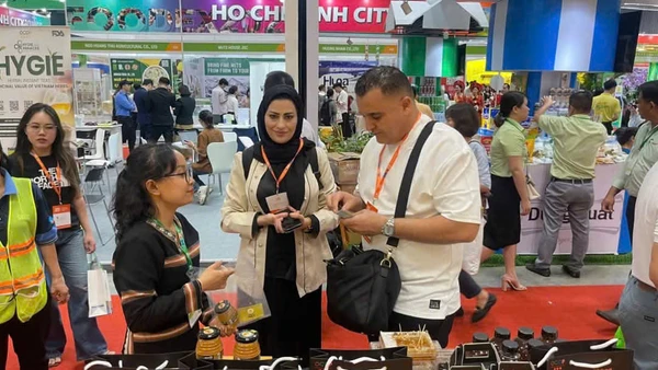 Giới thiệu sản phẩm ocop 5 sao mật ong Phương Di tại hội chợ quốc tế.