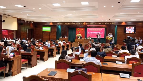 Các đại biểu Hội đồng nhân dân tỉnh Đắk Lắk biểu quyết thông qua Nghị quyết.