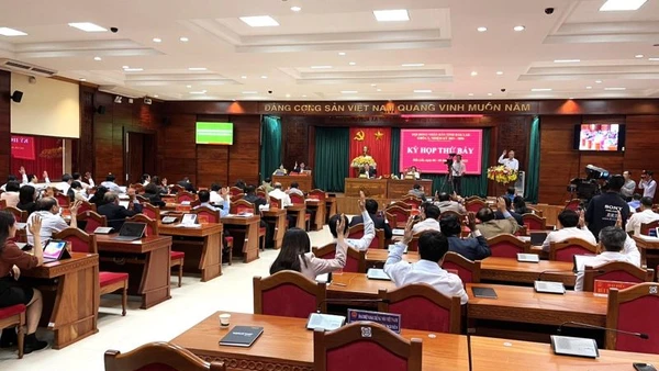 Các đại biểu Hội đồng nhân dân tỉnh Đắk Lắk biểu quyết thông qua Nghị quyết.