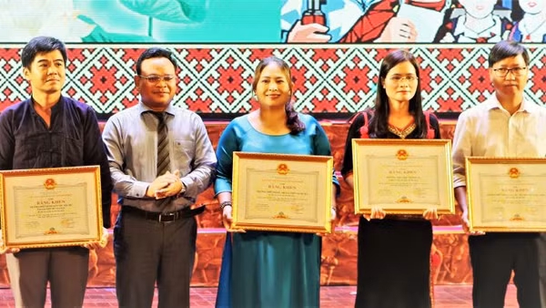 Các tập thể tiêu biểu trong công tác dân tộc được Ủy ban Nhân dân tỉnh Bình Phước tặng Bằng khen.