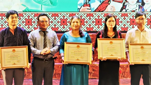 Các tập thể tiêu biểu trong công tác dân tộc được Ủy ban Nhân dân tỉnh Bình Phước tặng Bằng khen.