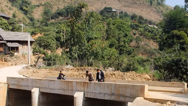 Cầu bê tông vào bản Nậm Pù, xã Huổi Một đã được đầu tư xây dựng, giải quyết vấn đề khó khăn trong đi lại cho người dân.