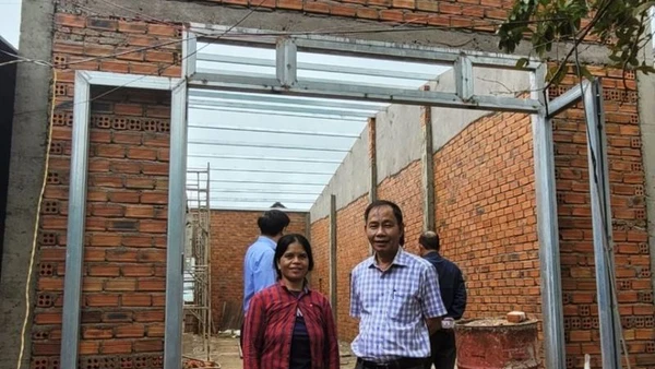 Đoàn công tác kiểm tra dự án hỗ trợ nhà ở cho hộ nghèo ở xã Cư Mta, huyện M’Drắk.