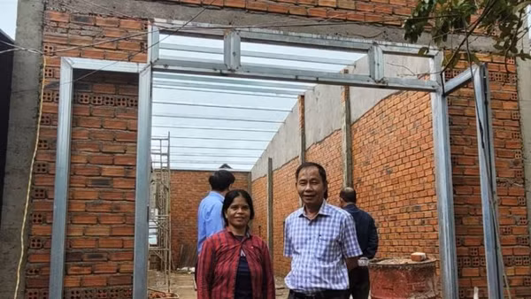 Đoàn công tác kiểm tra dự án hỗ trợ nhà ở cho hộ nghèo ở xã Cư Mta, huyện M’Drắk.