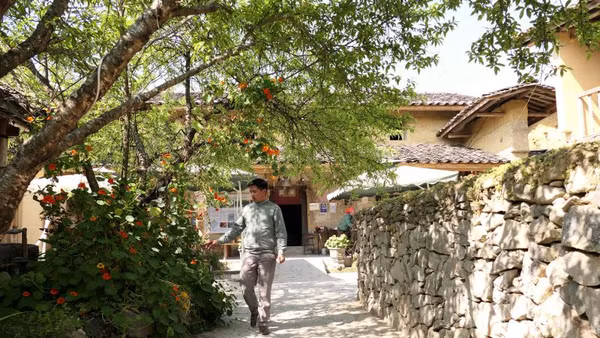 Ngôi nhà cổ gần 200 năm tuổi là điểm đến không thể bỏ qua của du khách khi đến thôn Lô Lô Chải.