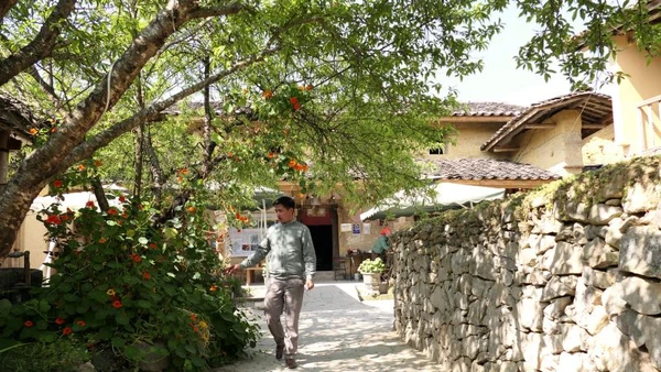 Ngôi nhà cổ gần 200 năm tuổi là điểm đến không thể bỏ qua của du khách khi đến thôn Lô Lô Chải.