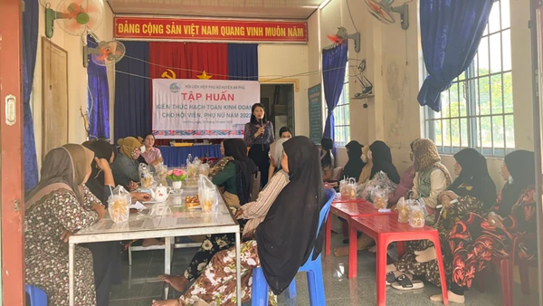 Hội Liên hiệp Phụ nữ tỉnh tập huấn phụ nữ Chăm kiến thức hạch toán kinh doanh.