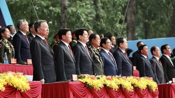 Các vị lãnh đạo Đảng và Nhà nước cùng các đại biểu quốc tế thực hiện nghi thức chào cờ.