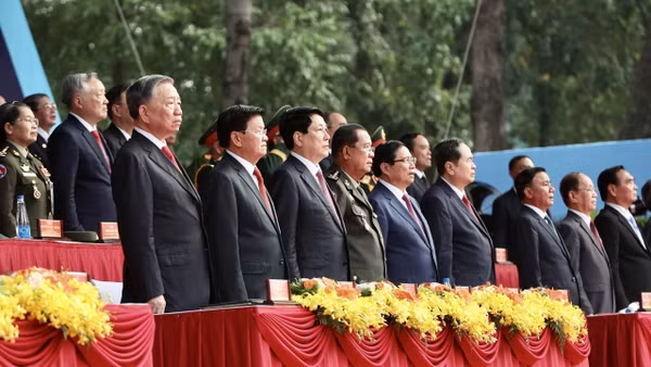 Các vị lãnh đạo Đảng và Nhà nước cùng các đại biểu quốc tế thực hiện nghi thức chào cờ.