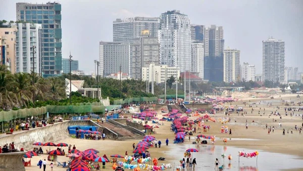 Lượng khách du lịch năm nay tập trung tại Bãi Trước do dự án chỉnh trang trục đường Thùy Vân (Bãi Sau) đang trong giai đoạn thi công.