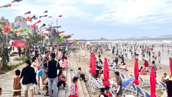 Thời tiết thuận lợi nên khách du lịch đổ về thành phố Vũng Tàu đông kỷ lục.
