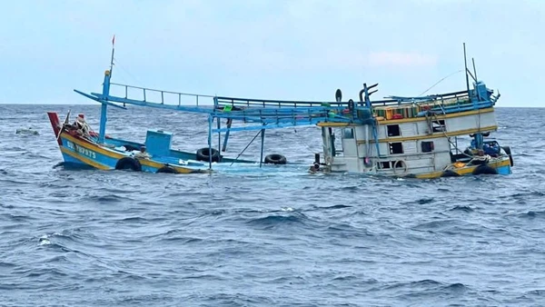 Hiện trường tàu cá BV 97879 TS bị nạn trên biển.