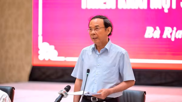 Đồng chí Nguyễn Văn Nên, Ủy viên Bộ Chính trị, Bí thư Thành ủy Thành phố Hồ Chí Minh phát biểu tại hội nghị.