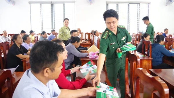 Lực lượng Bộ đội Biên phòng tỉnh Bà Rịa-Vũng Tàu cấp phát tờ gấp tuyên truyền pháp luật cho các cán bộ, nhân dân Xã Bông Trang. 