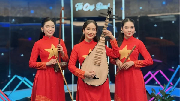 Nghệ sĩ tỳ bà Diệu Thảo (giữa) và các học trò của mình. (Ảnh: NVCC)