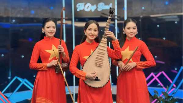 Nghệ sĩ tỳ bà Diệu Thảo (giữa) và các học trò của mình. (Ảnh: NVCC)