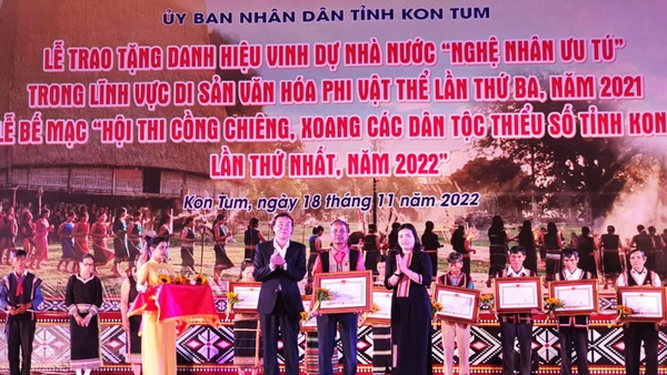 Gắn huy hiệu, trao Bằng Nghệ nhân ưu tú và hoa cho các nghệ nhân được vinh danh.