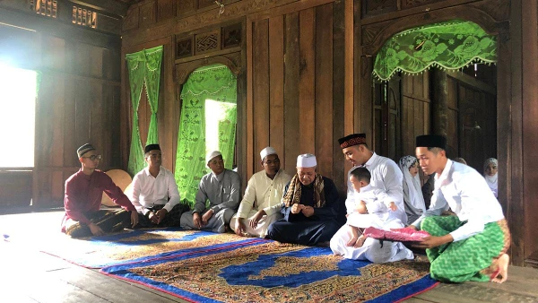 Nghi lễ cắt tóc và đặt tên cho trẻ của người Chăm Islam.