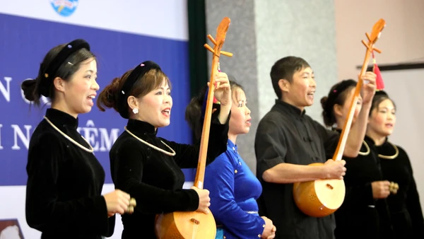 Bản Hon giữ gìn di sản Hát Then đàn tính