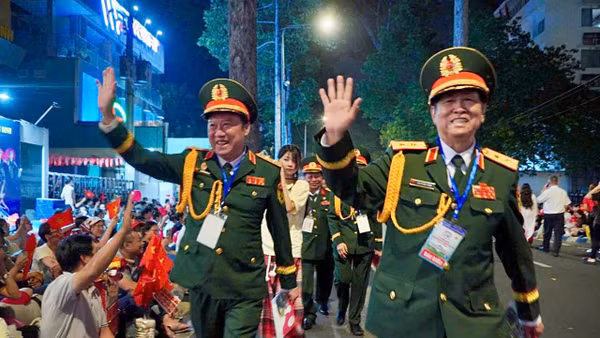 Người dân chào đón các đại biểu Anh hùng Lực lượng vũ trang nhân dân về sự Đại lễ. (Ảnh: MINH TÂM)