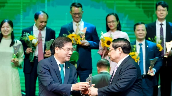 Thủ tướng Chính phủ Phạm Minh Chính trao biểu trưng “Thương hiệu quốc gia” năm 2024 cho ông Đặng Văn Tuyên - Ủy viên HĐQT BIDV.