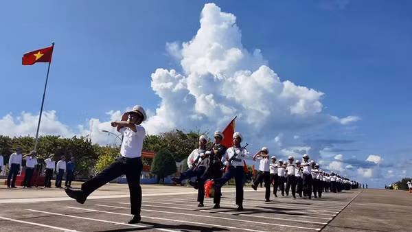 Lễ diễu binh trên đảo Trường Sa Lớn.