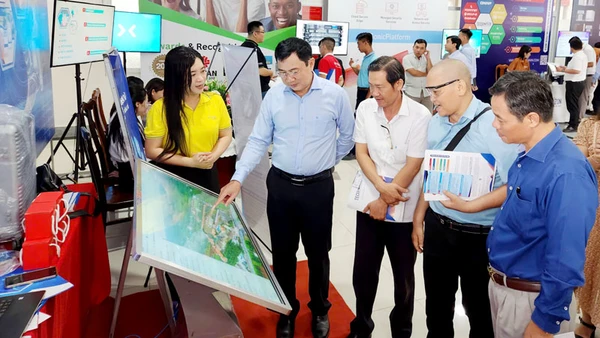 Đại biểu trải nghiệm giải pháp website quảng bá doanh nghiệp tích hợp công nghệ thực tế ảo. 