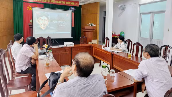 Đại biểu và phóng viên các cơ quan báo chí xem đoạn giới thiệu trưng bày hình ảnh, tư liệu về lịch sử hình thành và phát triển của tỉnh Kiên Giang. 