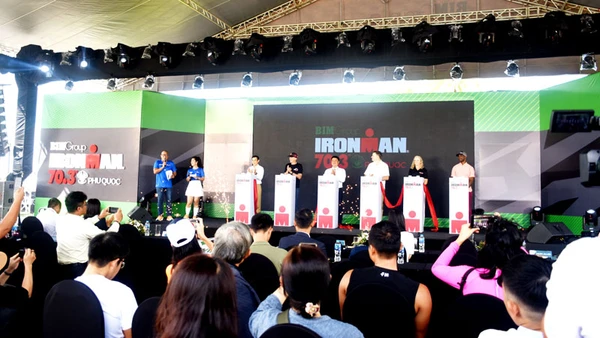 Ban tổ chức bấm nút khai mạc giải chạy BIM Group Ironman 70.3 Phú Quốc năm 2023.