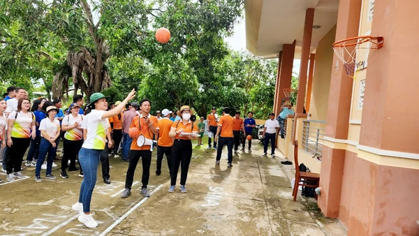 Các vận động viên thi ném bóng vào rổ.