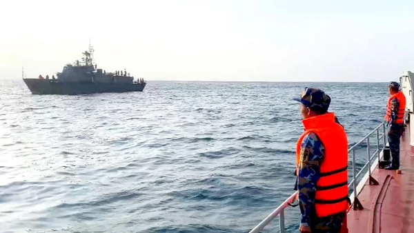 Tàu hải quân hai nước Việt Nam và Campuchia trên tuyến tuần tra. 