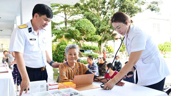 Chỉ huy Phòng Hậu cần-Kỹ thuật thăm hỏi người dân đến khám bệnh.