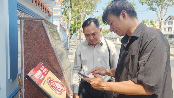 Kỹ sư lắp đặt thiết bị công nghệ hướng dẫn người dân trải nghiệm tại Di tích lịch sử quốc gia Mộ và Đình Nguyễn Trung Trực.