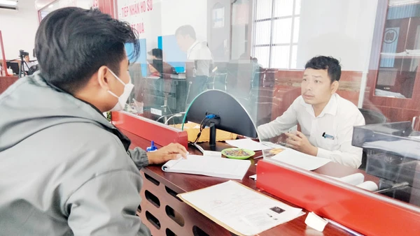 Người dân thực hiện thủ tục hành chính tại Trung tâm Phục vụ hành chính công tỉnh Kiên Giang.