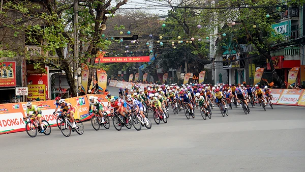 Các vận động viên thi đấu quyết liệt. 