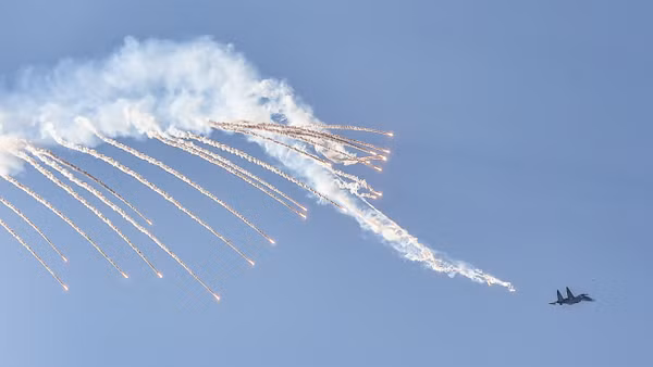 Su-30MK2 thả bẫy nhiệt trên bầu trời.