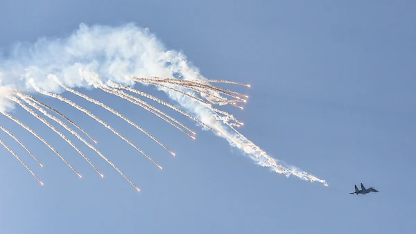 Su-30MK2 thả bẫy nhiệt trên bầu trời.