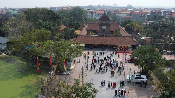 Du khách tham quan Chùa Dâu.