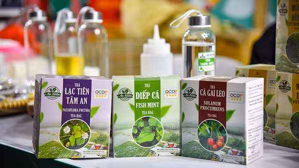 Các sản phẩm trà đạt chứng nhận OCOP 4 sao của Công ty An Xuân, huyện Cam Lộ, tỉnh Quảng Trị được trưng bày tại Tuần hàng quảng bá nông sản Hà Nội và các tỉnh, thành phố 2023. (Ảnh: Nhật Quang)