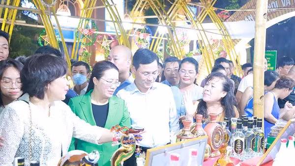 Phó Chủ tịch Hội đồng nhân dân thành phố Hà Nội Phạm Quý Tiên cùng các đại biểu tham quan gian hàng tại Tuần hàng quảng bá nông sản Hà Nội và các tỉnh, thành phố 2023. (Ảnh: Bảo Tiên)