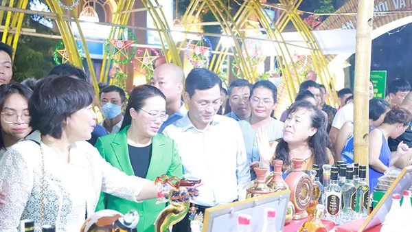 Phó Chủ tịch Hội đồng nhân dân thành phố Hà Nội Phạm Quý Tiên cùng các đại biểu tham quan gian hàng tại Tuần hàng quảng bá nông sản Hà Nội và các tỉnh, thành phố 2023. (Ảnh: Bảo Tiên)