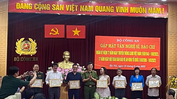 Trung tướng Nguyễn Duy Ngọc trao bằng khen, kỷ niệm chương tặng các nghệ sĩ, nhà báo.