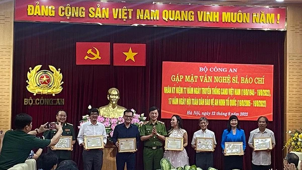 Trung tướng Nguyễn Duy Ngọc trao bằng khen, kỷ niệm chương tặng các nghệ sĩ, nhà báo.