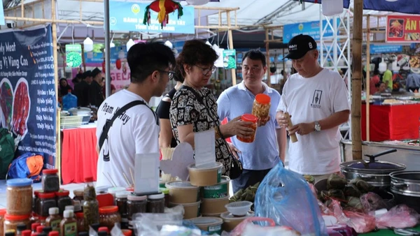 Đông đảo người dân đón nhận các sản phẩm OCOP tại tuần hàng.