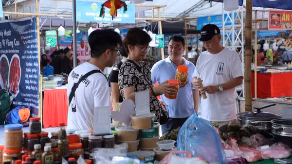 Đông đảo người dân đón nhận các sản phẩm OCOP tại tuần hàng.