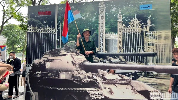 Ông Dương Văn Sáng, cựu chiến binh, bồi hồi sống lại những khoảnh khắc lịch sử, tại Triển lãm tương tác của Báo Nhân Dân. (Ảnh: HẢI YẾN)